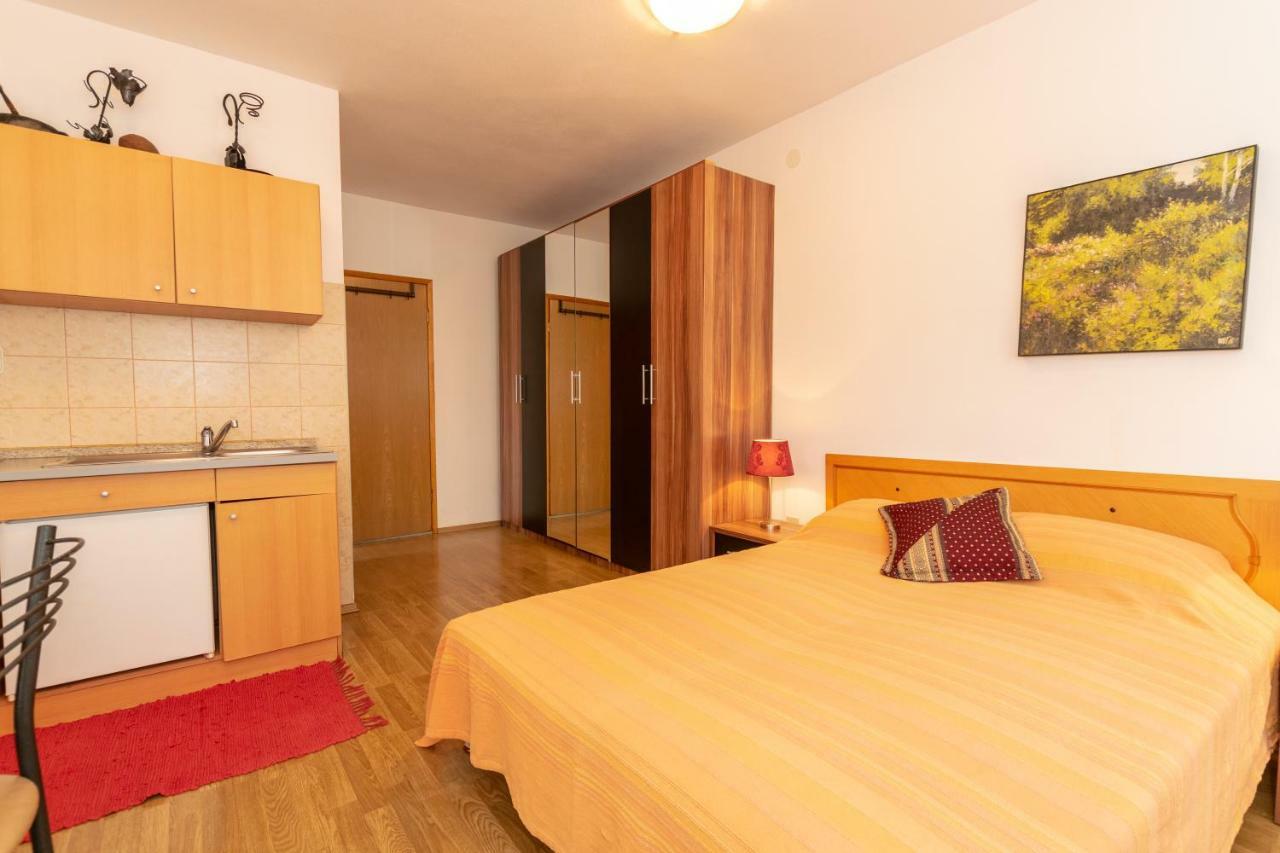 Apartments Mirjana プーラ エクステリア 写真