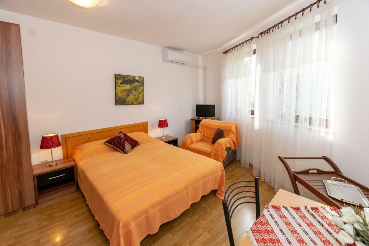 Apartments Mirjana プーラ エクステリア 写真