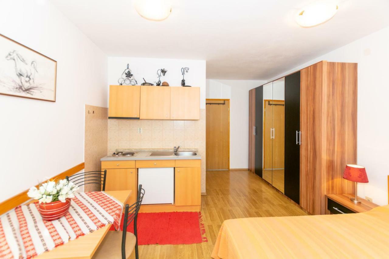 Apartments Mirjana プーラ エクステリア 写真