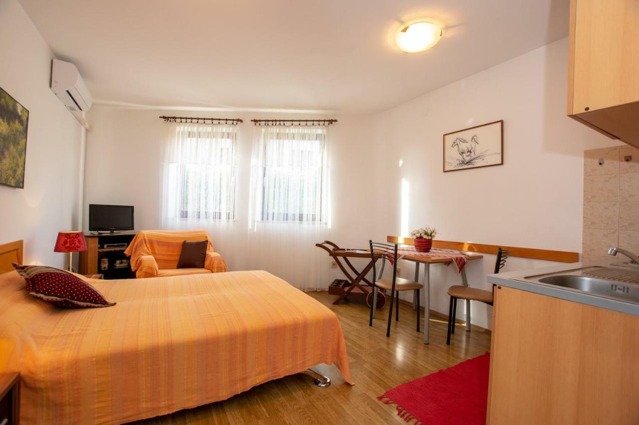 Apartments Mirjana プーラ エクステリア 写真