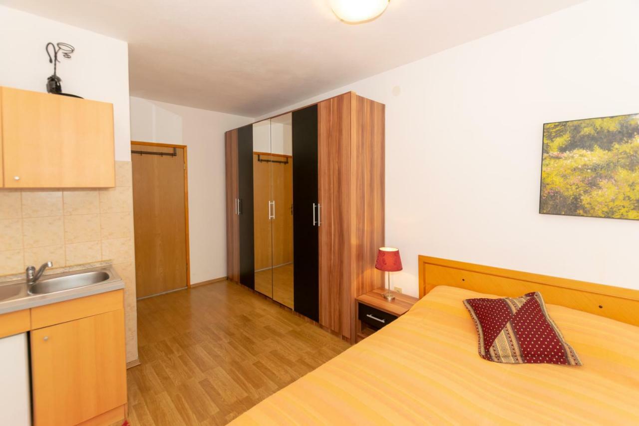 Apartments Mirjana プーラ エクステリア 写真